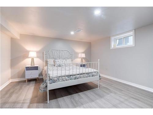 17 Dundas Street, Dundas, ON - Indoor Photo Showing Bedroom