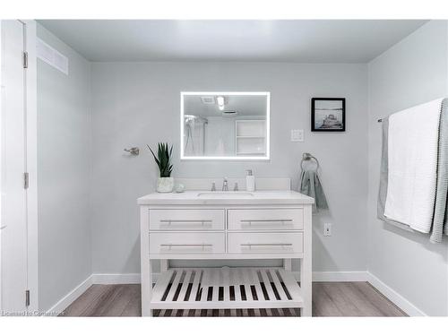 17 Dundas Street, Dundas, ON - Indoor Photo Showing Bathroom