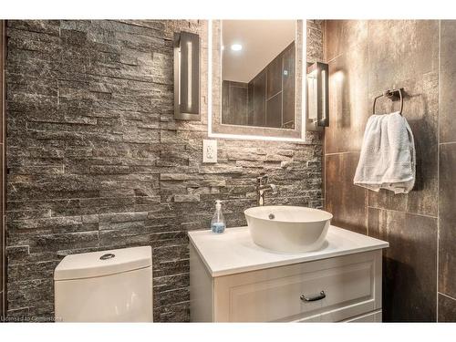 772 Francis Road, Burlington, ON - Indoor Photo Showing Bathroom