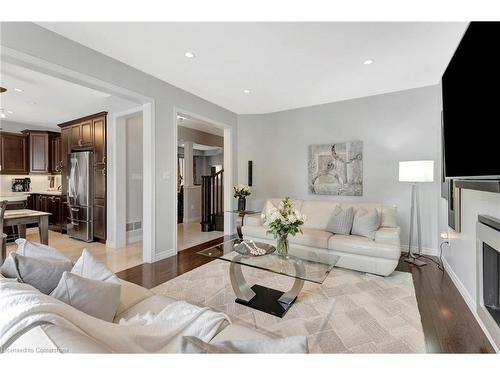 39 Morning Mist Drive, Hamilton, ON - Indoor Photo Showing Living Room