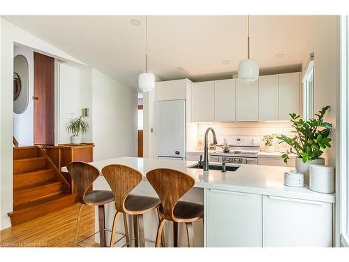 135 West 34Th Street, Hamilton, ON - Indoor Photo Showing Kitchen With Upgraded Kitchen