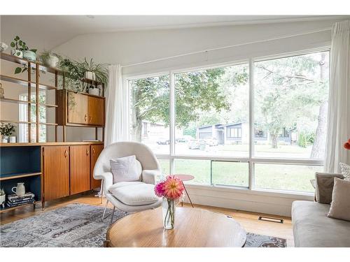 135 West 34Th Street, Hamilton, ON - Indoor Photo Showing Living Room