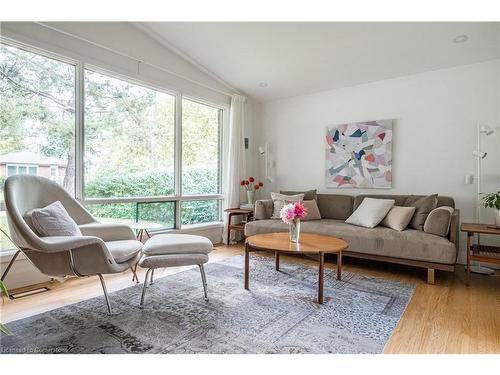 135 West 34Th Street, Hamilton, ON - Indoor Photo Showing Living Room