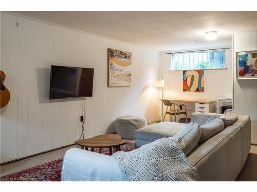 135 West 34Th Street, Hamilton, ON - Indoor Photo Showing Living Room