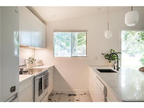 135 West 34Th Street, Hamilton, ON - Indoor Photo Showing Kitchen