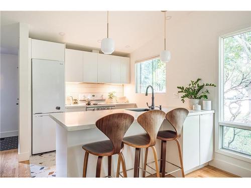 135 West 34Th Street, Hamilton, ON - Indoor Photo Showing Kitchen With Upgraded Kitchen