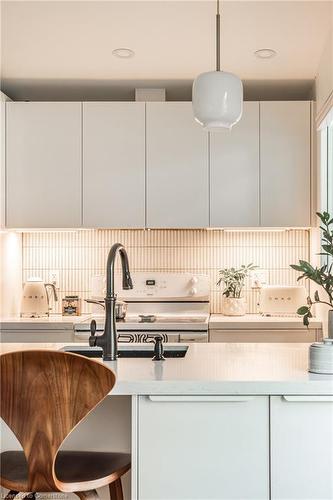 135 West 34Th Street, Hamilton, ON - Indoor Photo Showing Kitchen