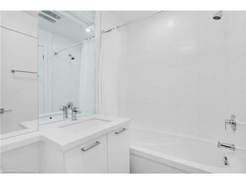 202-467 Charlton Avenue E, Hamilton, ON - Indoor Photo Showing Bathroom