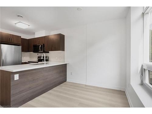 202-467 Charlton Avenue E, Hamilton, ON - Indoor Photo Showing Kitchen