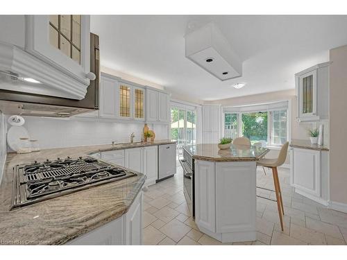 2262 Bonnylyn Court, Oakville, ON - Indoor Photo Showing Kitchen With Upgraded Kitchen