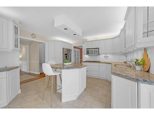 2262 Bonnylyn Court, Oakville, ON - Indoor Photo Showing Kitchen