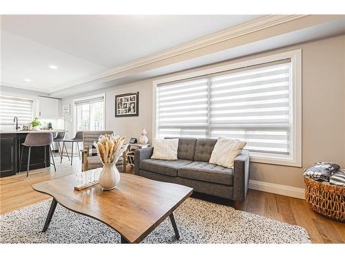 126 Voyager Pass, Hamilton, ON - Indoor Photo Showing Living Room