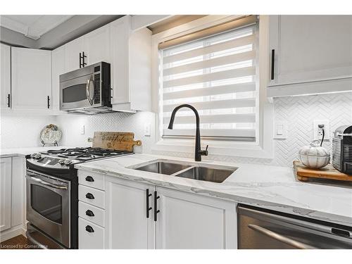 126 Voyager Pass, Hamilton, ON - Indoor Photo Showing Kitchen With Double Sink With Upgraded Kitchen