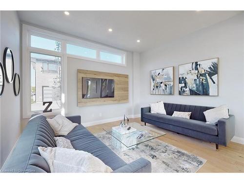 39 Wellspring Way, Pelham, ON - Indoor Photo Showing Living Room