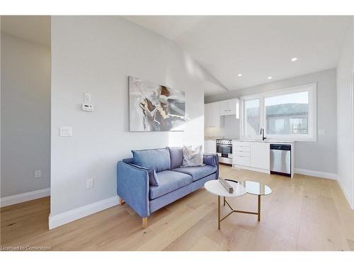 39 Wellspring Way, Pelham, ON - Indoor Photo Showing Living Room