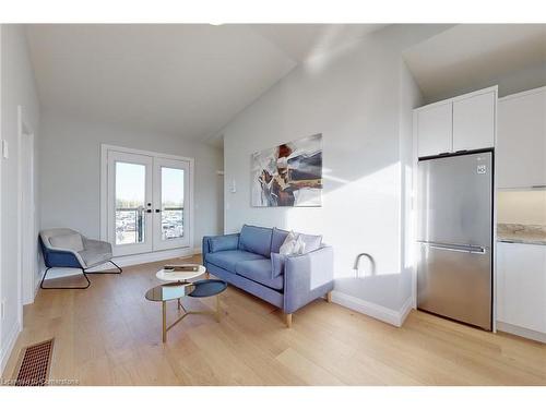 39 Wellspring Way, Pelham, ON - Indoor Photo Showing Living Room