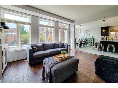 629 Winston Road, Grimsby, ON - Indoor Photo Showing Living Room