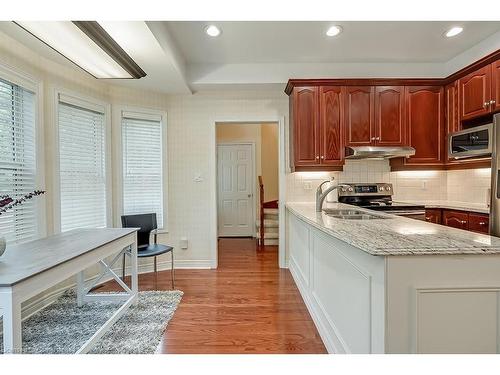 13-1061 North Shore Boulevard E, Burlington, ON - Indoor Photo Showing Kitchen