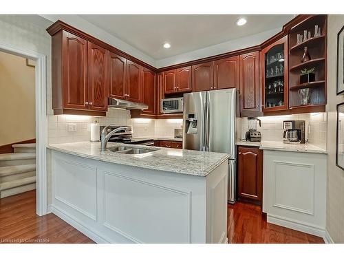 13-1061 North Shore Boulevard E, Burlington, ON - Indoor Photo Showing Kitchen With Double Sink