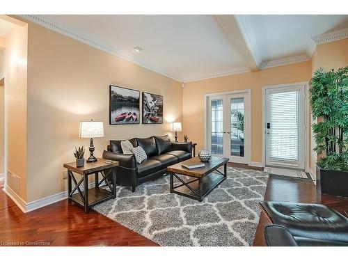 13-1061 North Shore Boulevard E, Burlington, ON - Indoor Photo Showing Living Room