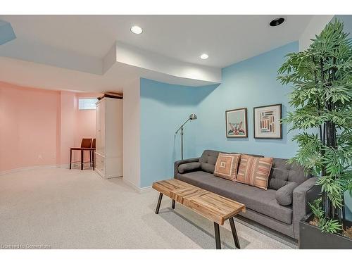 13-1061 North Shore Boulevard E, Burlington, ON - Indoor Photo Showing Living Room