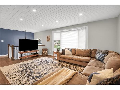 77 Debora Drive, Grimsby, ON - Indoor Photo Showing Living Room