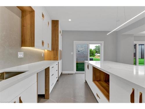 390 Southcote Road, Ancaster, ON - Indoor Photo Showing Kitchen