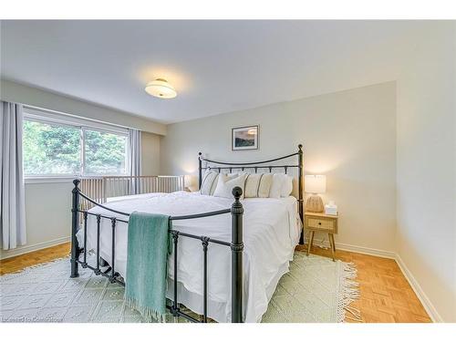 5010 Brady Avenue, Burlington, ON - Indoor Photo Showing Bedroom