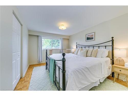 5010 Brady Avenue, Burlington, ON - Indoor Photo Showing Bedroom