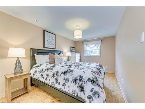 5010 Brady Avenue, Burlington, ON - Indoor Photo Showing Bedroom