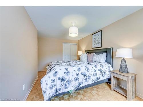 5010 Brady Avenue, Burlington, ON - Indoor Photo Showing Bedroom