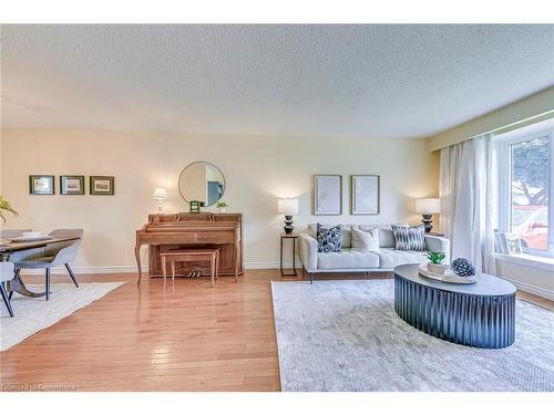 5010 Brady Avenue, Burlington, ON - Indoor Photo Showing Living Room