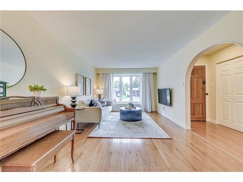 5010 Brady Avenue, Burlington, ON - Indoor Photo Showing Living Room