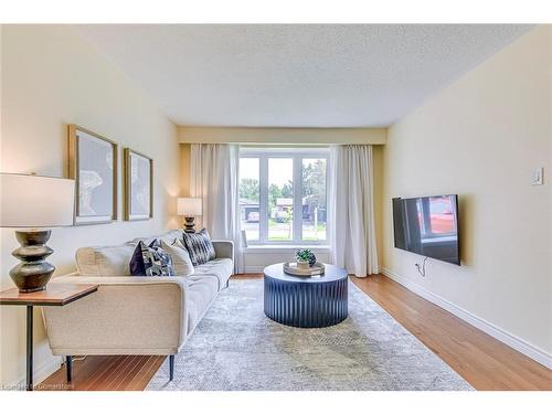 5010 Brady Avenue, Burlington, ON - Indoor Photo Showing Living Room