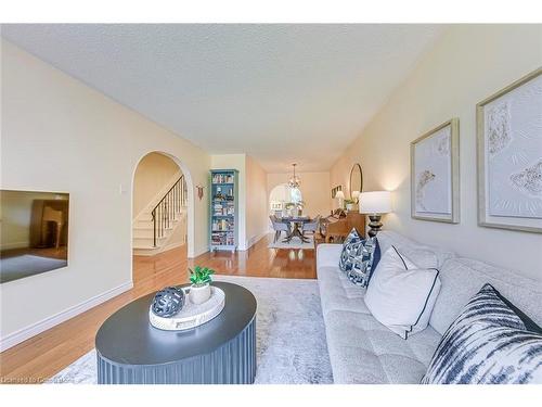 5010 Brady Avenue, Burlington, ON - Indoor Photo Showing Living Room