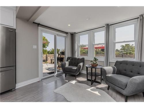 1336 Monmouth Drive, Burlington, ON - Indoor Photo Showing Living Room