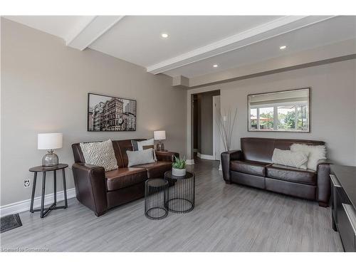 1336 Monmouth Drive, Burlington, ON - Indoor Photo Showing Living Room