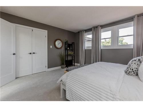 1336 Monmouth Drive, Burlington, ON - Indoor Photo Showing Bedroom