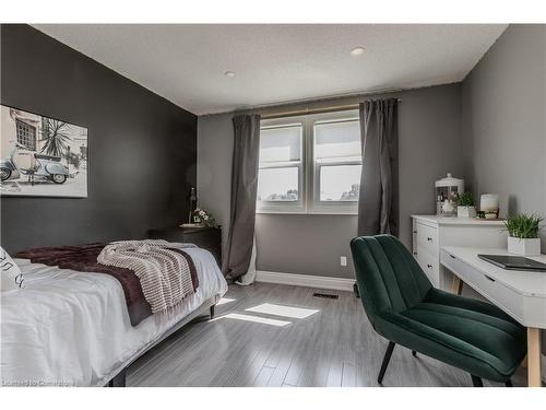 1336 Monmouth Drive, Burlington, ON - Indoor Photo Showing Bedroom