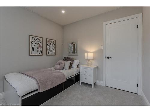 1336 Monmouth Drive, Burlington, ON - Indoor Photo Showing Bedroom