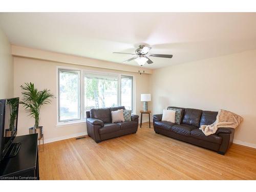 1431 Lewisham Drive, Mississauga, ON - Indoor Photo Showing Living Room