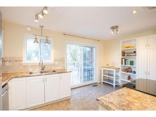 1431 Lewisham Drive, Mississauga, ON - Indoor Photo Showing Kitchen With Double Sink