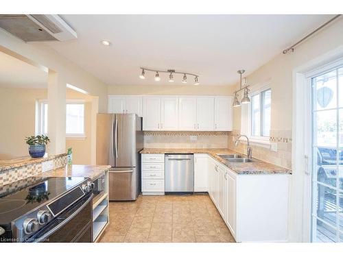 1431 Lewisham Drive, Mississauga, ON - Indoor Photo Showing Kitchen With Double Sink With Upgraded Kitchen