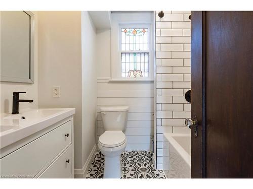 124 Flatt Avenue, Hamilton, ON - Indoor Photo Showing Bathroom