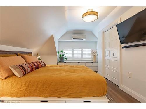 124 Flatt Avenue, Hamilton, ON - Indoor Photo Showing Bedroom