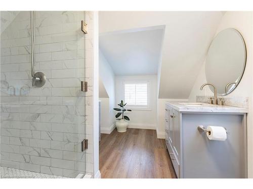 124 Flatt Avenue, Hamilton, ON - Indoor Photo Showing Bathroom