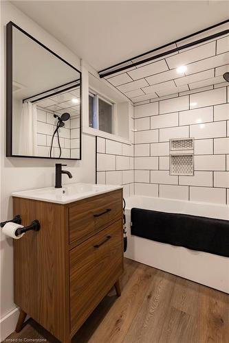 124 Flatt Avenue, Hamilton, ON - Indoor Photo Showing Bathroom