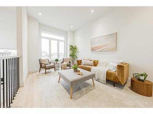 174 Pike Creek Drive, Cayuga, ON - Indoor Photo Showing Living Room