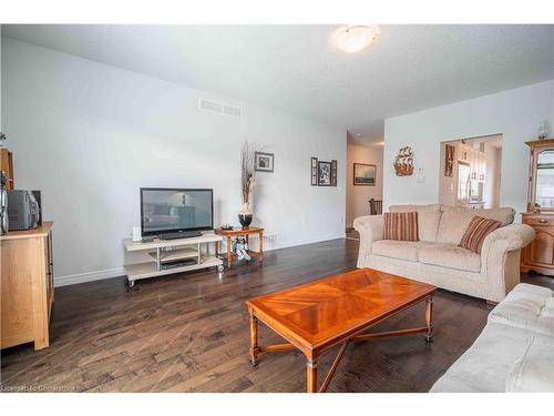 8 Hillgartner Lane, Binbrook, ON - Indoor Photo Showing Living Room