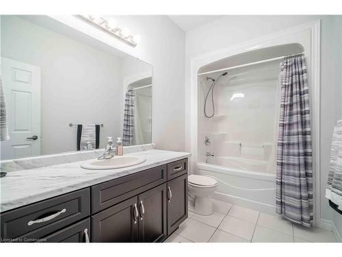 8 Hillgartner Lane, Binbrook, ON - Indoor Photo Showing Bathroom